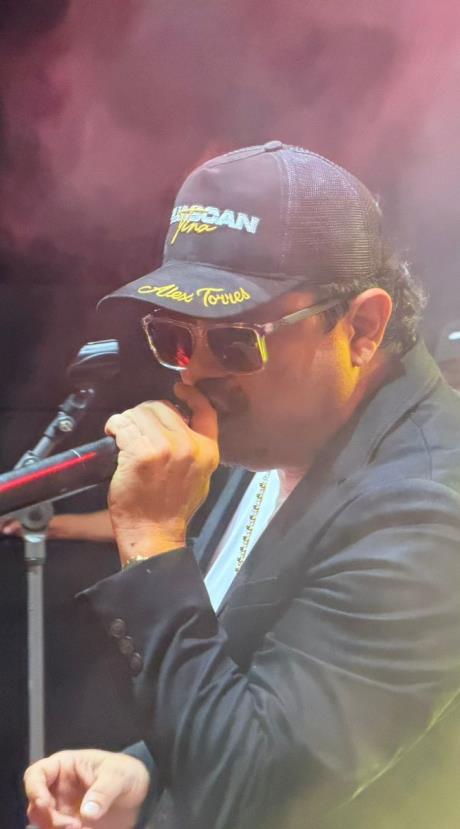 Alex Torres, voz de La Guascantina, en tarima